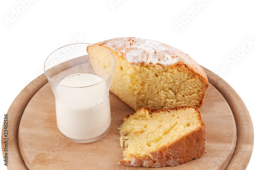 Torta e latte sul tagliere © viappy
