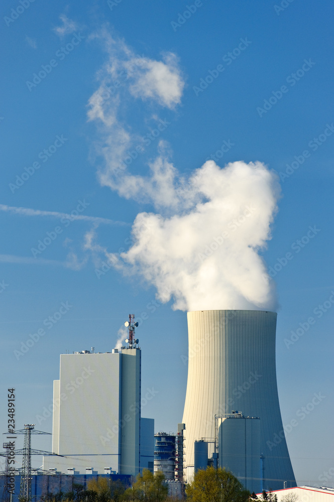 Kraftwerk Kühlturm unter blauem Himmel