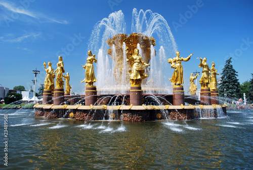 Devant la fontaine de l'Amitié des Peuples à Moscou photo