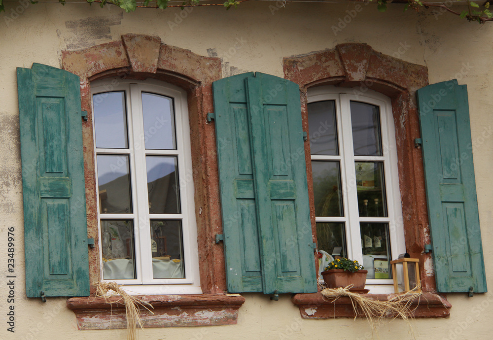 Obraz premium Ventanas con contraventanas
