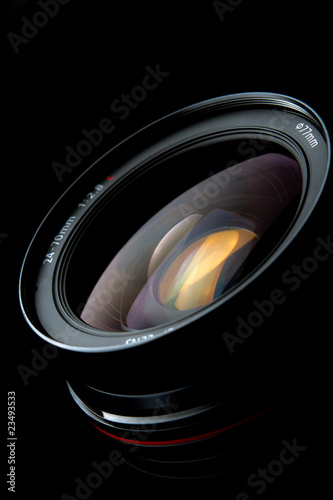Obraz na płótnie Photo lens with reflections on black background w salonie