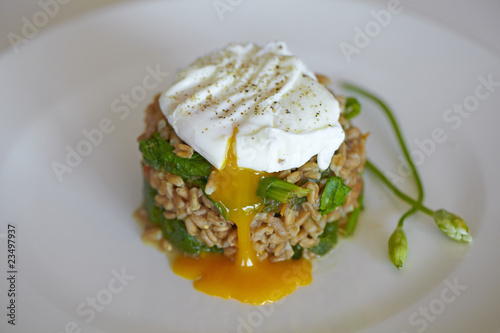Barley grain with spinach, poached egg and wild garlic