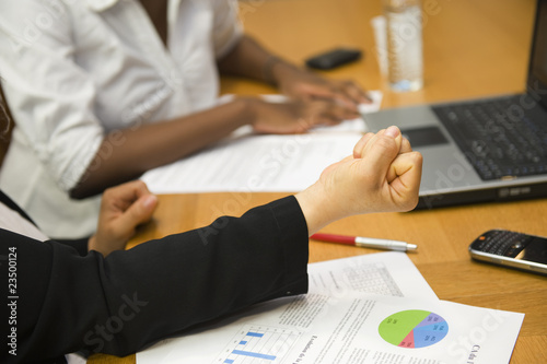 La gestuelle d'entreprise - le poing serré photo