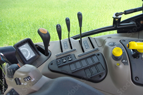 Tractor cabine device
