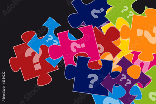 Puzzleteile mit Fragezeichen auf dunklem Hintergrund Haufen
