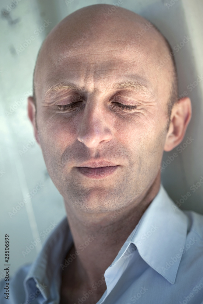 Fototapeta premium beau jeune homme détendu sommeil zen