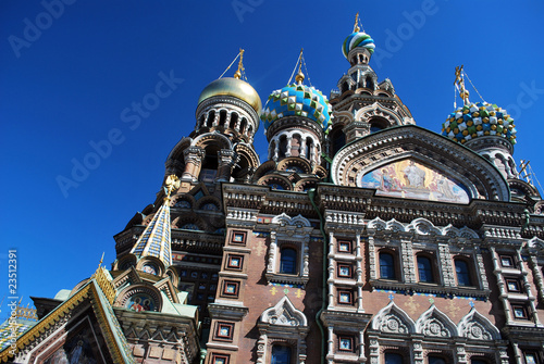 La façade de l'église du Sang-Versé à St Petersbourg photo