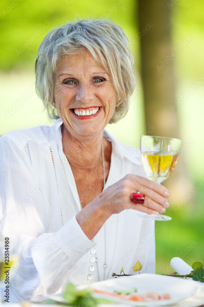 moderne seniorin genießt weißwein moderne seniorin genießt weißwein
