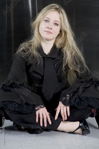 Canvas Print crying teen girl wearing Gothic clothes sitting on the floor
