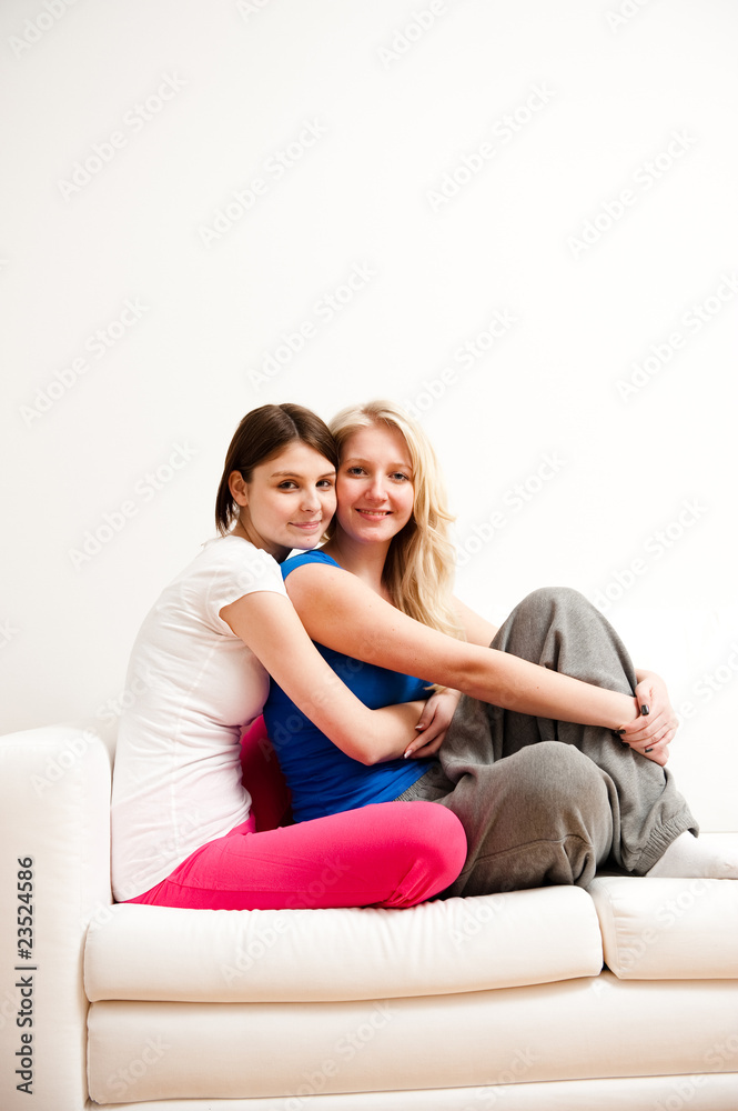 zwei freundinnen umarmen sich auf couch, glücklich!
