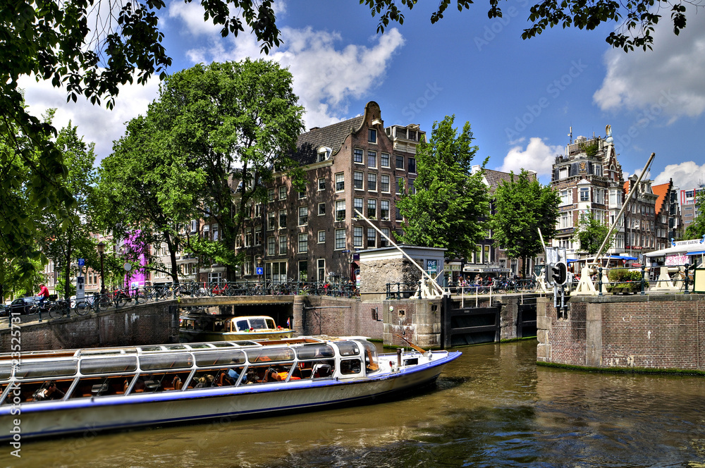 amsterdam: touristenboot in schleuse
