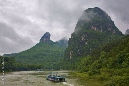 chine; guilin; rivière lijiang : collines et mauvais temps