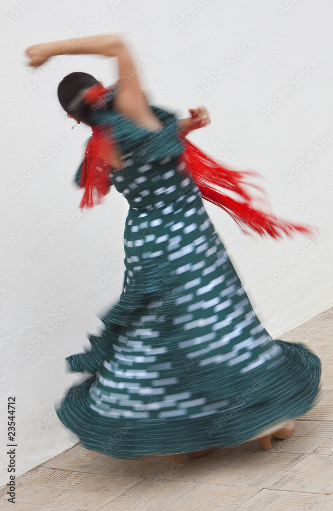 Obraz premium Motion Blurred Shot of Spinning Woman Spanish Flamenco Dancer