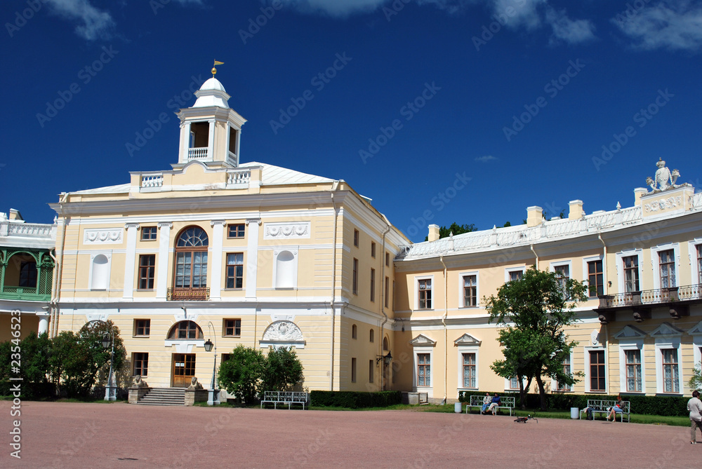 Dans la cour du Palais de Pavlovsk