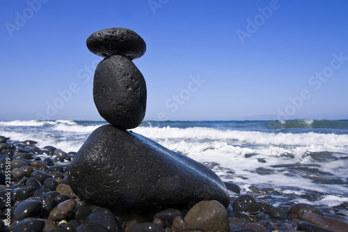 Steinturm am Strand auf Santorini photo