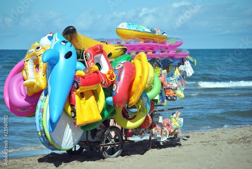 Venditore ambulante sulla spiaggia photo