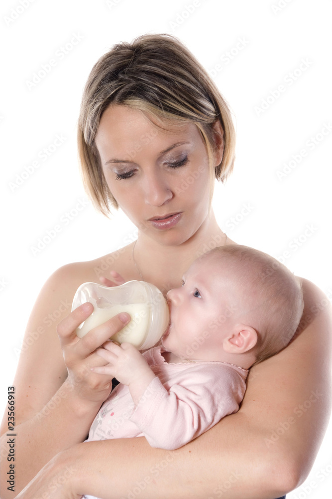 jeune maman qui donne le biberon à son bébé Stock Photo