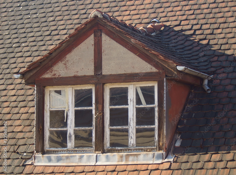 altes kaputtes Dachfenster