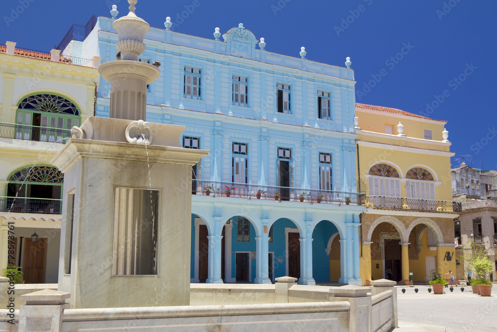 Edifici colorati nella Piazza Vecchia ,Havana