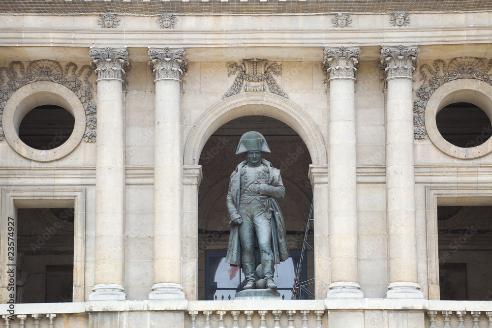 Obraz premium Napoleon statue in the balcony of Les Invalides, Paris