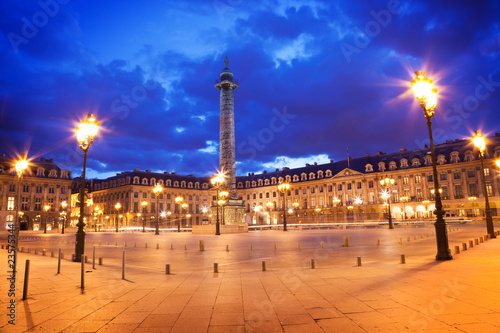 Schilderij op canvas Famous place Vendôme at night. Paris France