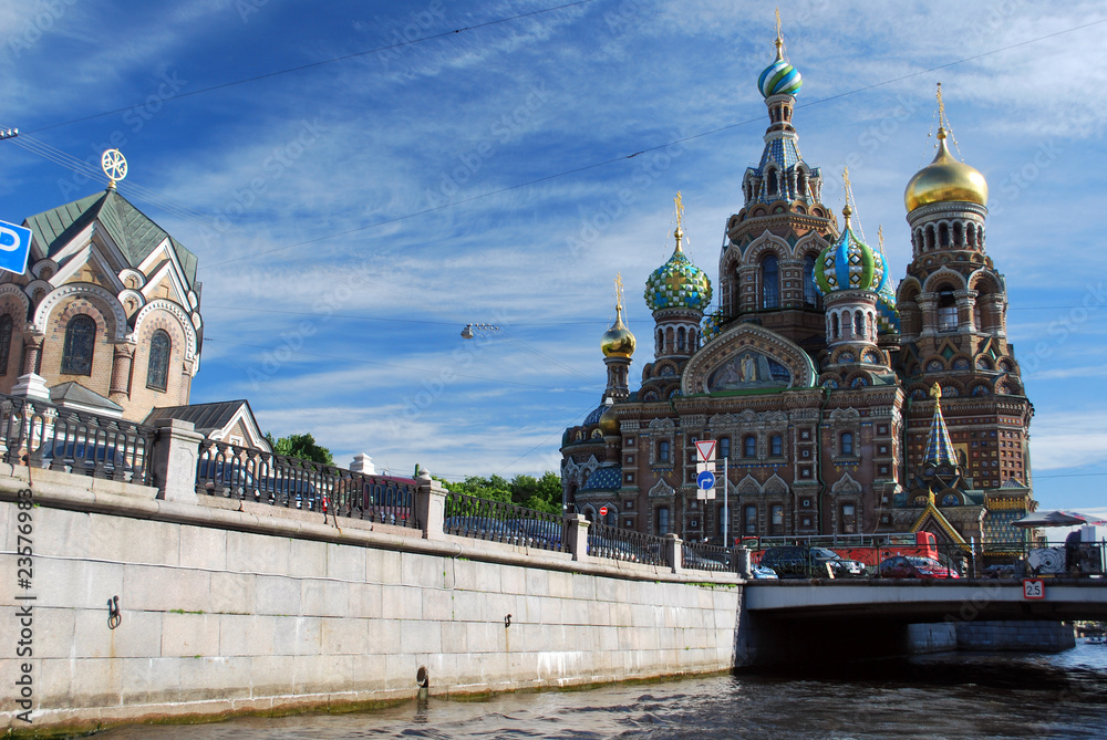 Eglise du Sang Versé et canal à Saint Petersbourg