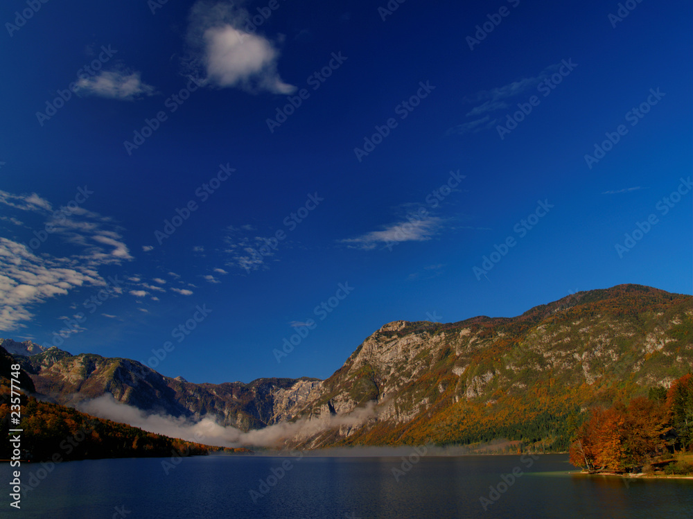 Naklejka premium Mountain lake