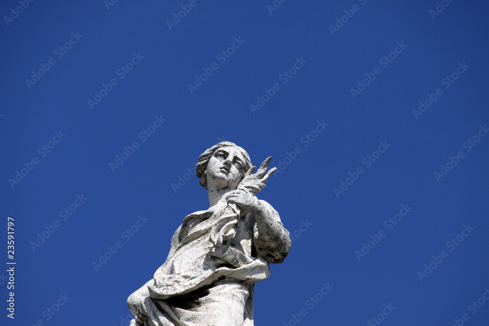 Statue d'ange sur la basilique Saint Pierre