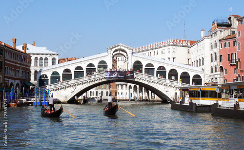 Rialtobrücke in Venedig von vorne