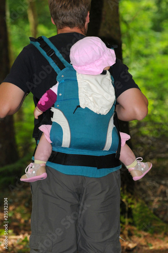 Foto porter son bébé sur le dos