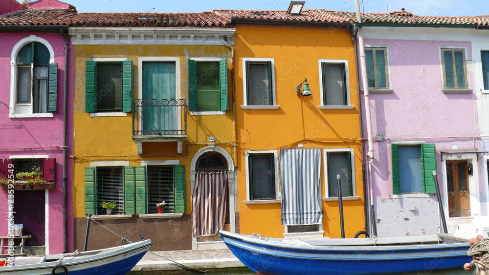 Farbenfrohe Häuser in Burano mit Booten davor
