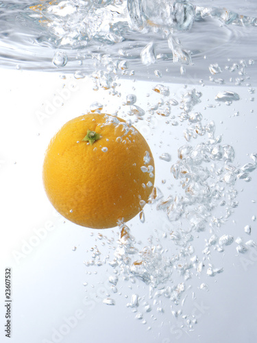 オレンジと水
