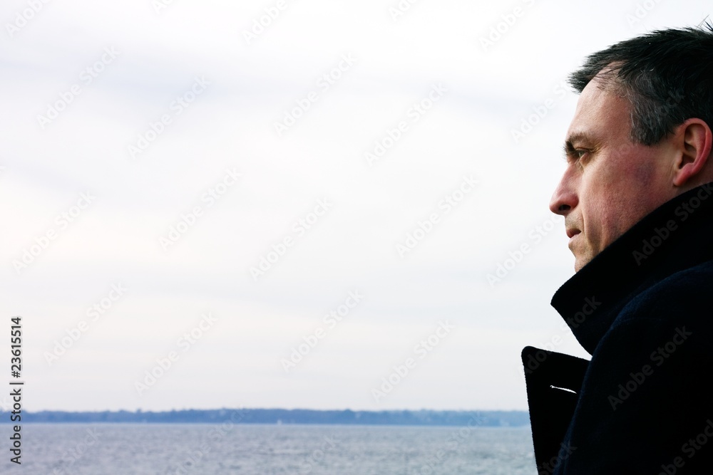 Homme regardant la mer Homme regardant la mer