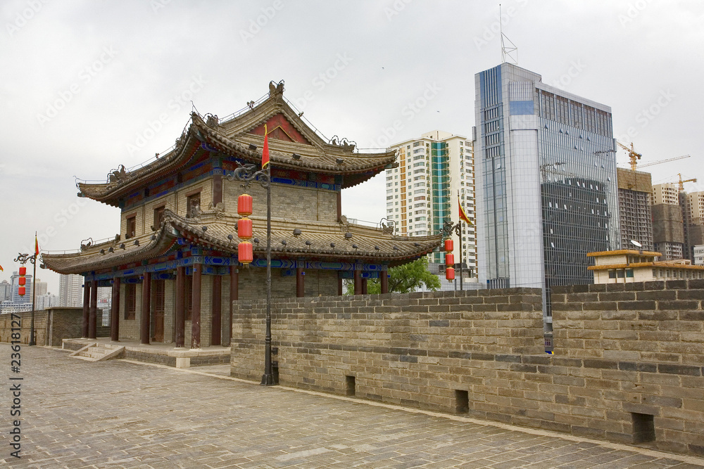 Naklejka premium chine; xi'an : remparts ming et architecture contemporaine