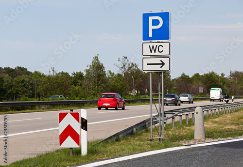 Parkhinweis an der Autobahn