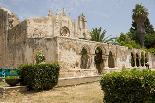 Laterale chiesa San Giovanni Siracusa con giardino