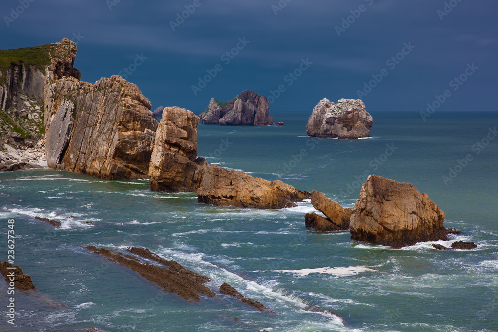Rocas en la playa de La Arnia, Liencres, Cantabria, Spain