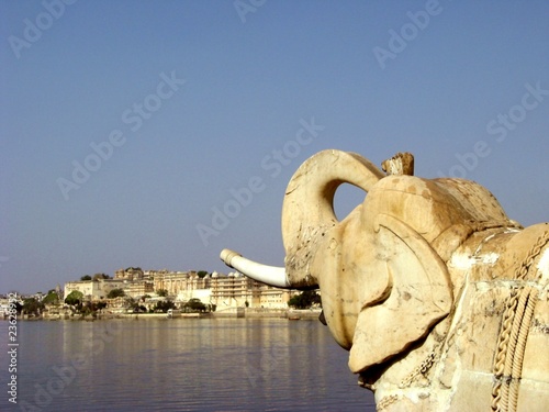Quadro em tela Steinelefant am Udaipur-Lake