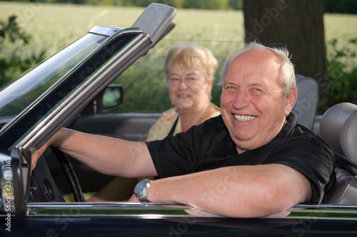 Rentnerpaar im Cabriolet