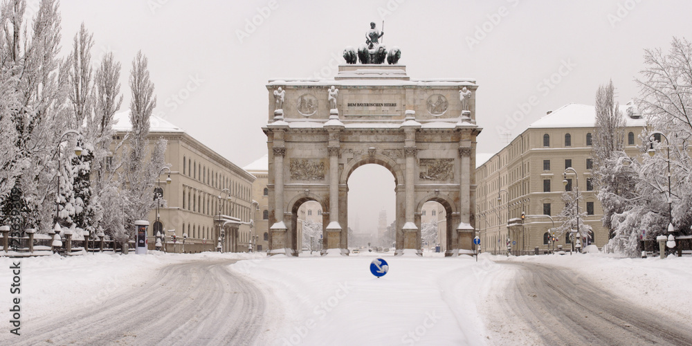 Fototapeta premium Monachium ze śniegiem - Siegestor Monachium w śnieżnym chaosie