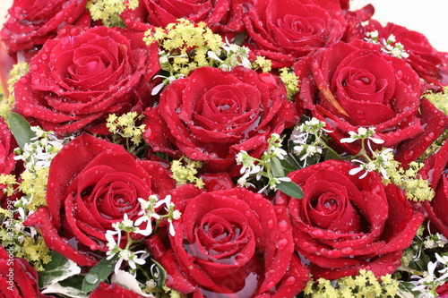Hochzeitsdekoration mit roten Rosen