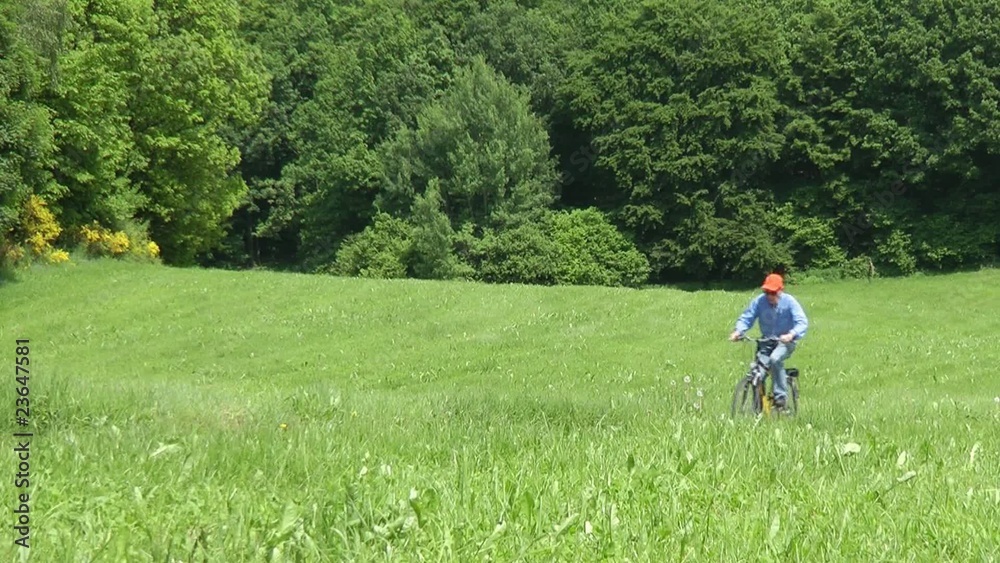 Senior Cycling in Nature - Video - Senior Radfahren Senior Cycling in Nature - Video - Senior Radfahren