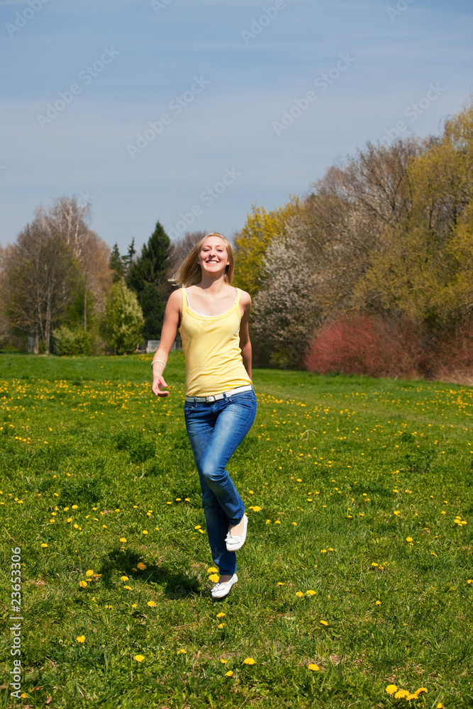 Junge Frau genießt Sonnenschein Junge Frau genießt Sonnenschein