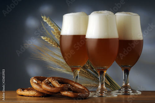 Birra chiara e brezel photo