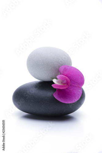 Schwarze Zen Steine in Balance