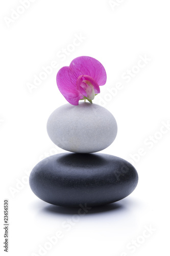 Schwarze Zen Steine in Balance