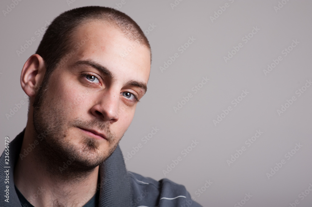 Obraz premium ragazzo con sguardo di sfida