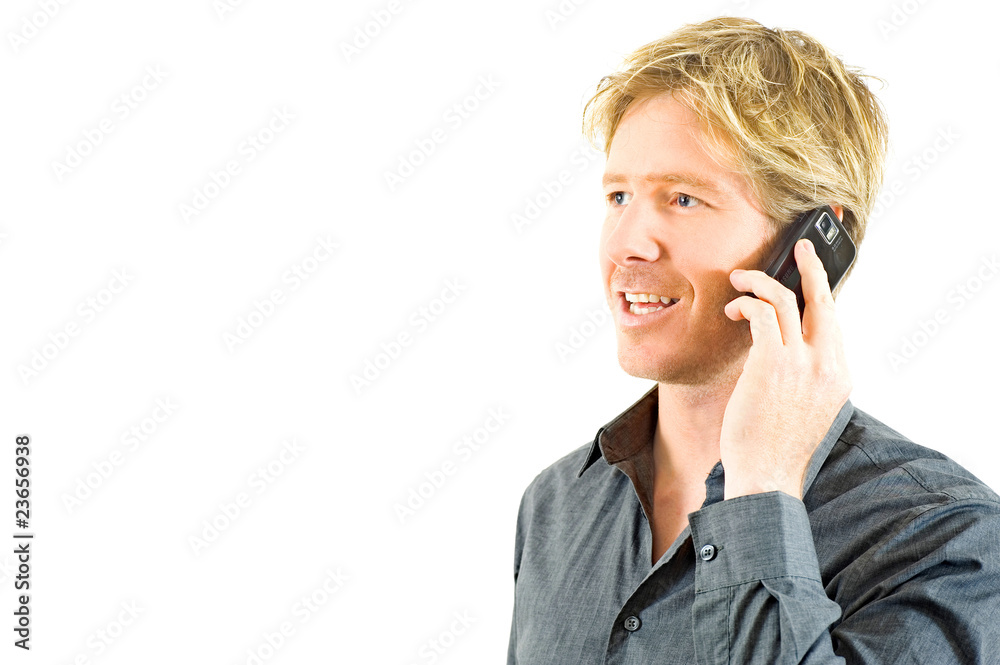 junger Mann telefoniert mit Smartphone junger Mann telefoniert mit Smartphone