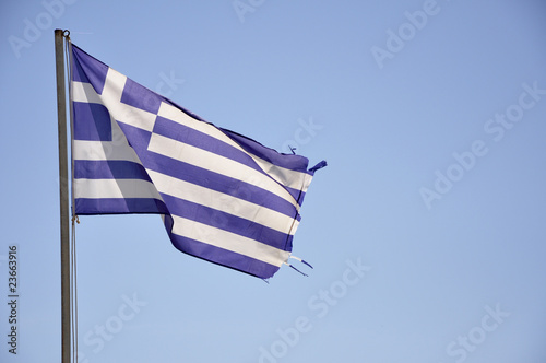 Griechische Fahne vor blauem Himmel