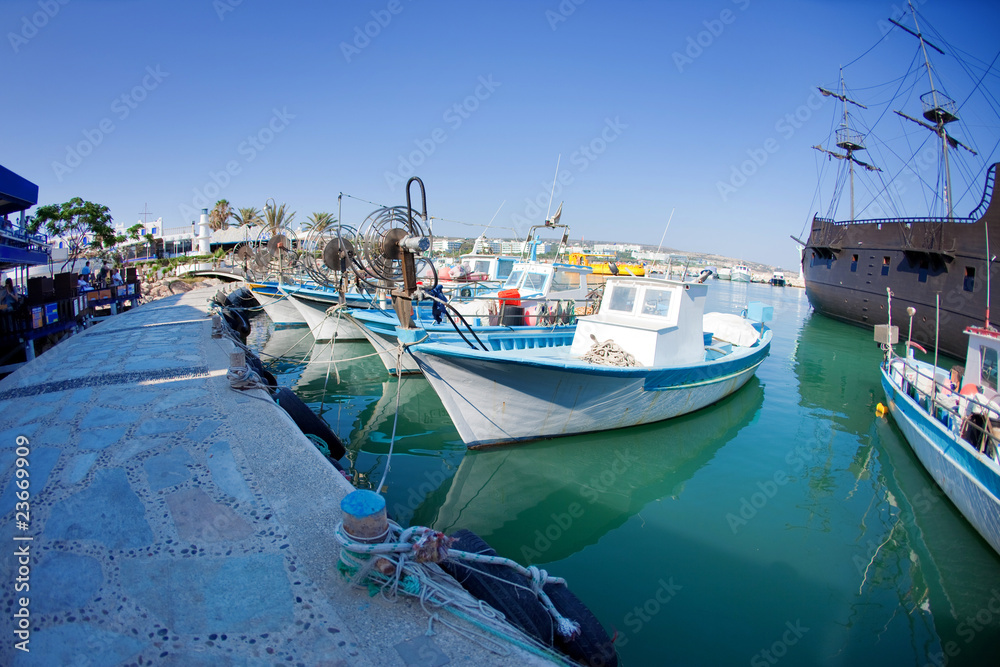 Obraz premium fishing boats at a port